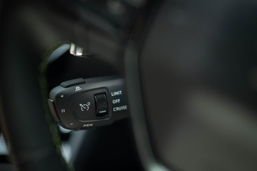Детали интерьера Peugeot 208 GT Line 2020 года  (JP) (фото 18 из 20)